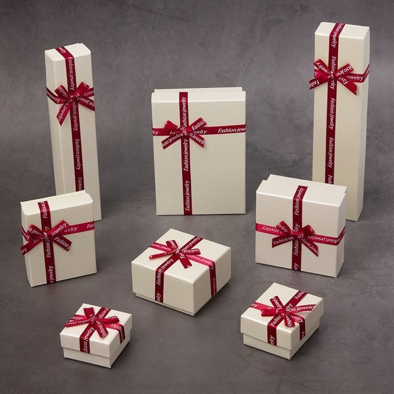 Embalaje de papel de cartón personalizado Caja de joyas de regalo con inserción de espuma y papel de material 100% reciclado
